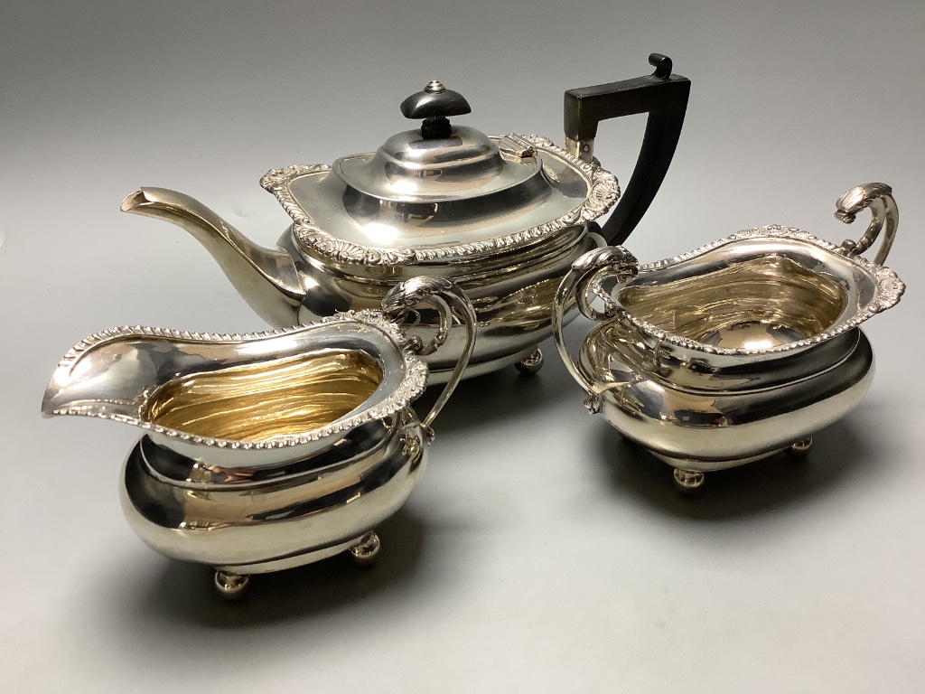 An Edwardian silver three piece tea set, Sheffield, 1906